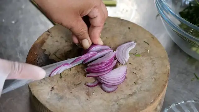 Leckere Zwiebelsoße mit Kräutern, perfekt für ayurvedische Gerichte und nahrhafte, gesunde Mahlzeiten.